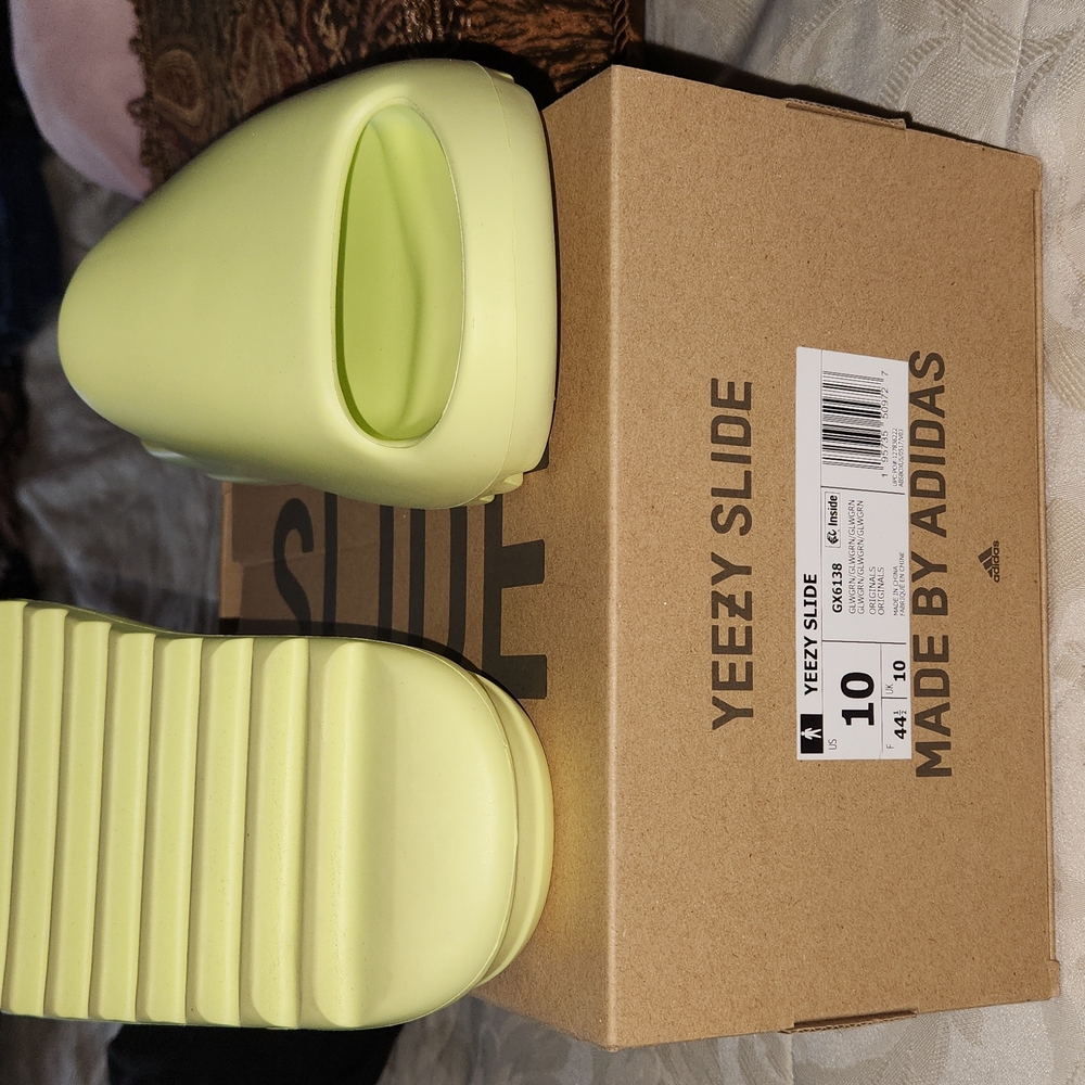 Yezzy Slide . Size 10 glw grn
